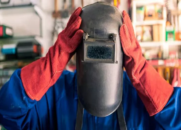 دلیل برق زدگی چشم در جوشکاری چیست؟ بلاگ آیا ماسکهای جوشکاری تمامصورت بهتر از عینکهای جوشکاری هستند؟